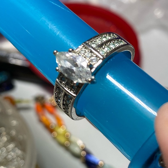 New. Faux diamond ring.,faux diamond chips on sides. Size 8 - Picture 2 of 4